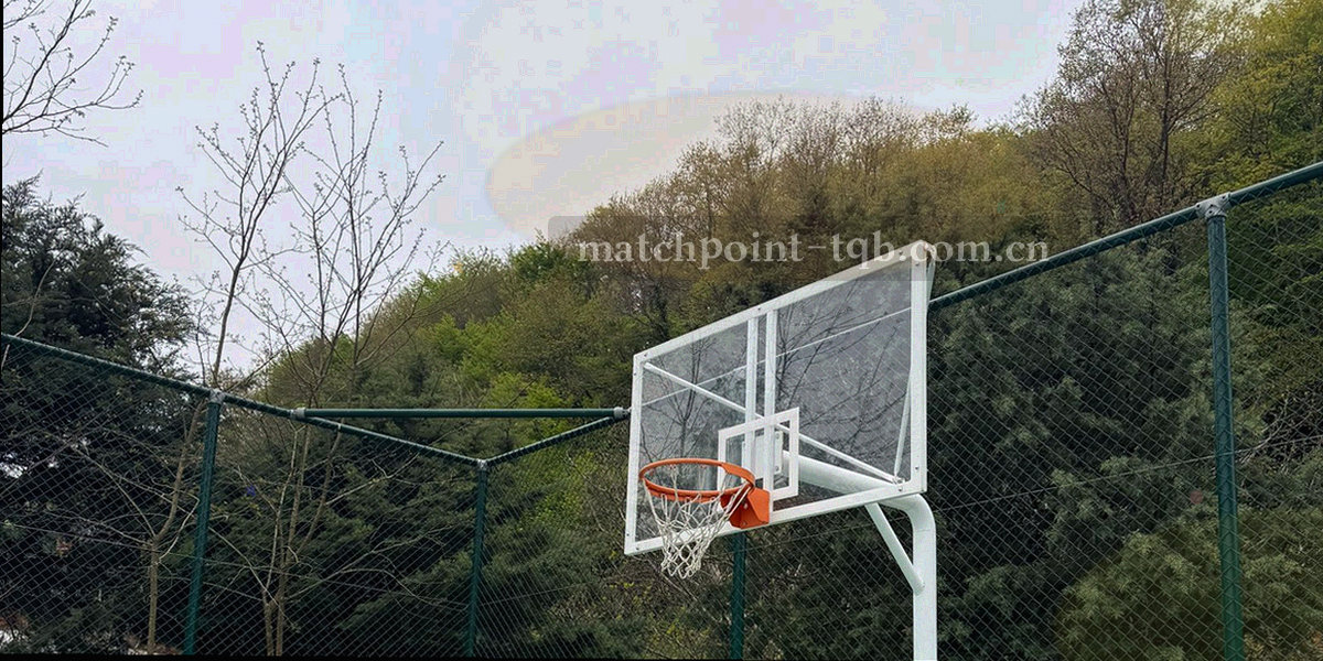 暗色足球场纹理与警告线条